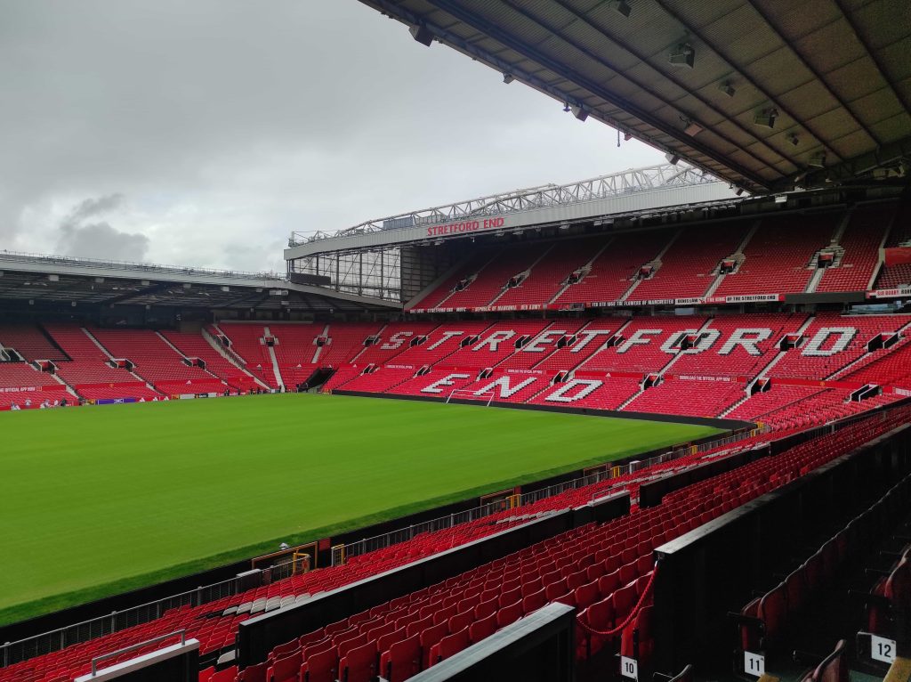 Visiter Old Trafford à Manchester : notre retour d’expérience et conseils pour vous organiser 2 vue de la pelouse du stade d'old trafford