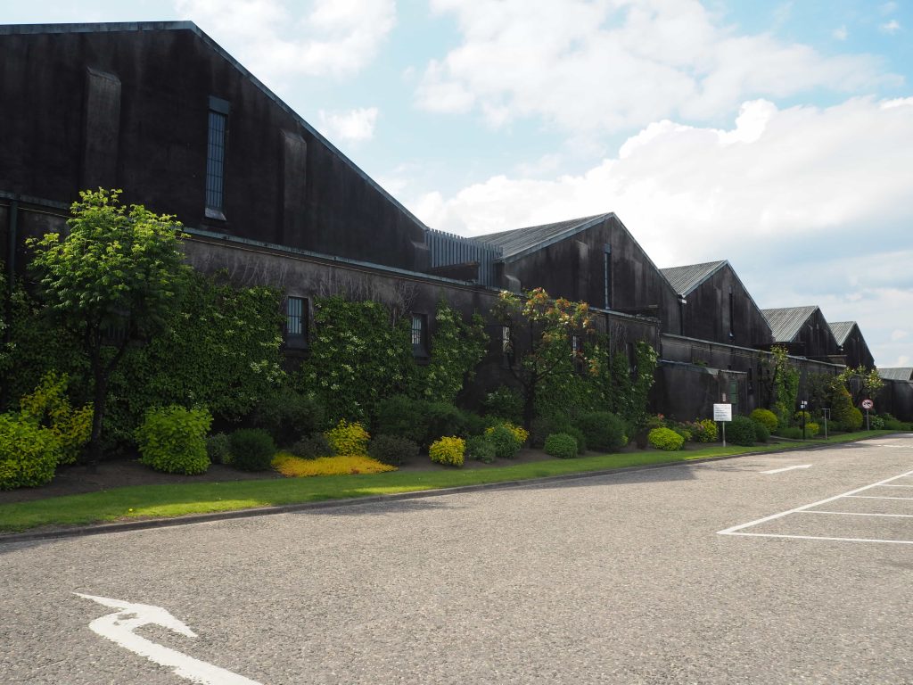 Visiter une Distillerie en Écosse : Tout Ce Qu’il Faut Savoir 8 Bâtiments en bois de stockage des fûts de la distillerie The Glenlivet dans le Speyside
