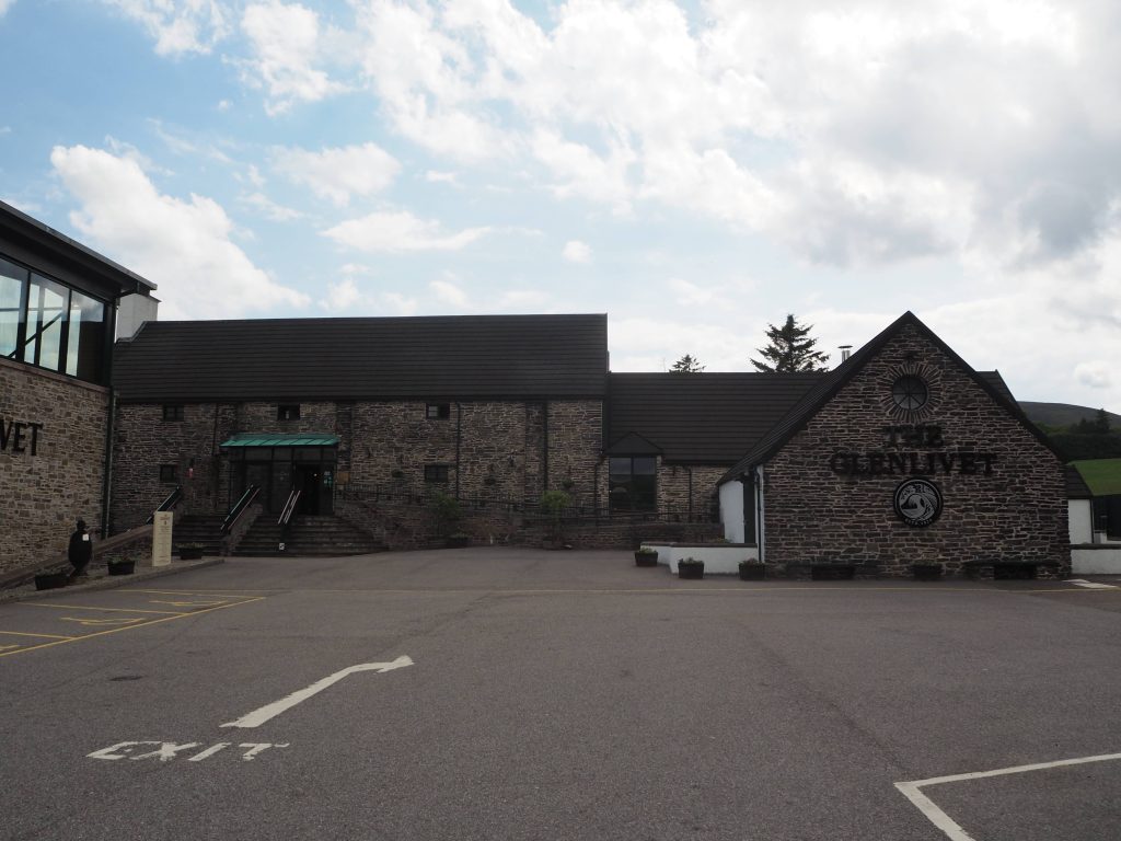 Visiter une Distillerie en Écosse : Tout Ce Qu’il Faut Savoir 5 Parking et bâtiments en pierre et verre de la distillerie Glenlivet