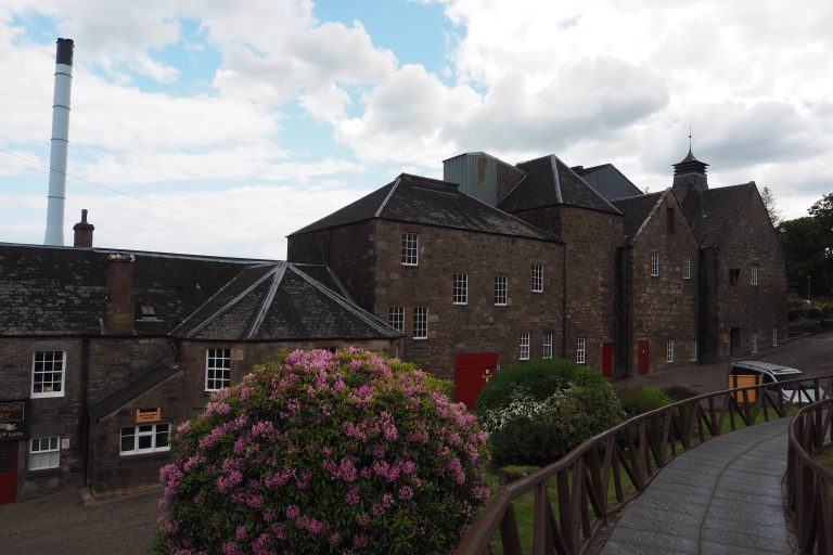 Bâtiments en pierres avec portes rouges de la distillerie Glenmorangie