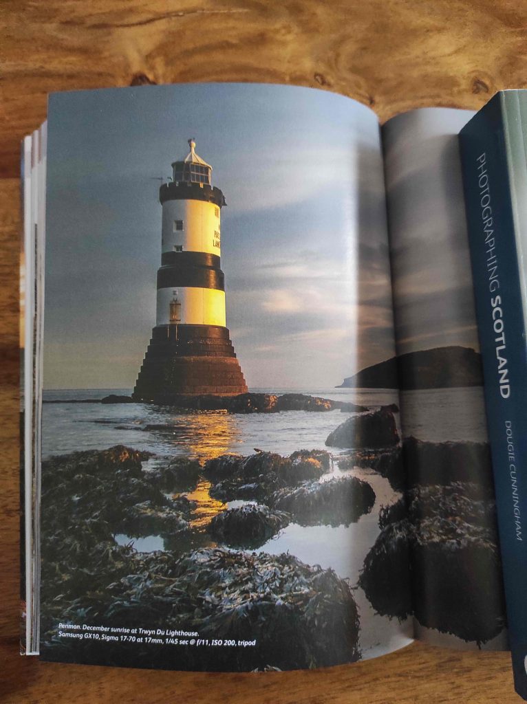 Visiter le Royaume-Uni et l’Irlande : 10 Livres Pour Voyager Depuis Chez Soi 6 Photographie de phare à l'intérieur d'un livre