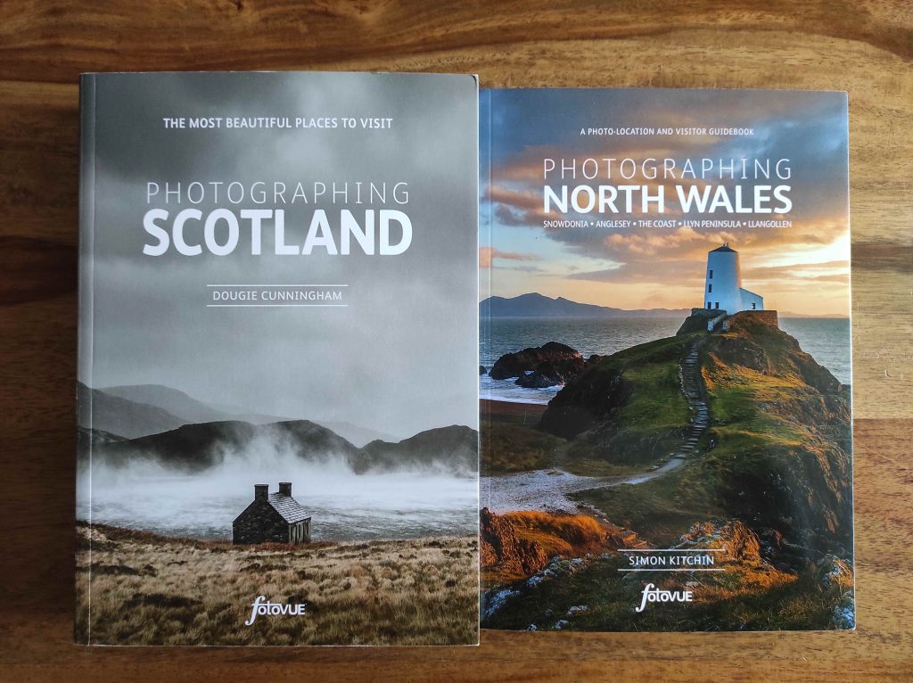Visiter le Royaume-Uni et l’Irlande : 10 Livres Pour Voyager Depuis Chez Soi 4 Deux livres de photographies posés sur une table. Celui de gauche est sur l'écosse et celui de droite sur le Pays de Galles