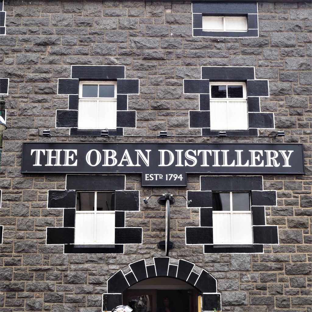 Visiter une Distillerie en Écosse : Tout Ce Qu’il Faut Savoir 9 Devanture de la distillerie The Oban Distillery en pierres grises et noires