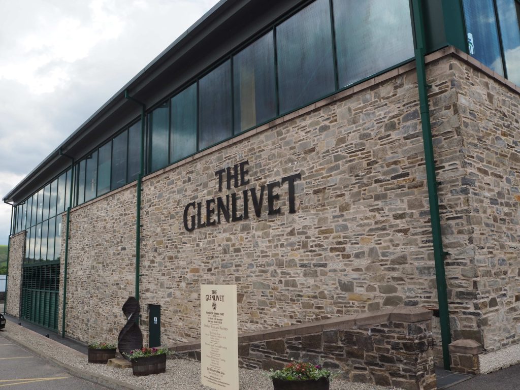 Visiter une Distillerie en Écosse : Tout Ce Qu’il Faut Savoir 7 Bâtiment en pierre et verre de la distillerie Glenlivet